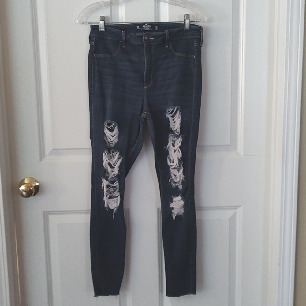 Hollister 11R W30 L28 (26 actual length) very distressed skinny jeans